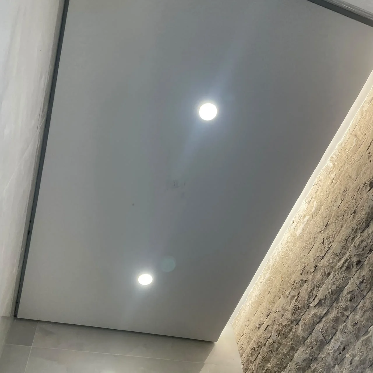 Acabamento em gesso liso de alto padrão com cortineiro iluminado